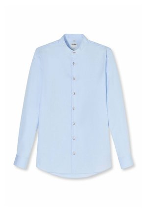 Hellblaues Herrenhemd mit langen Ärmeln, Stehkragen und sieben weißen Knöpfen an der Vorderseite.