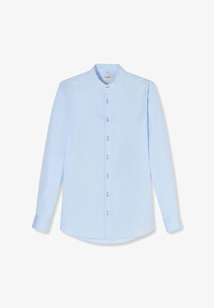 Hellblaues Herrenhemd mit langen Ärmeln, Stehkragen und sieben weißen Knöpfen an der Vorderseite.