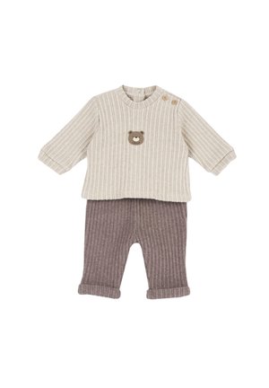 Maglione crema a coste a manica lunga con toppa orso e bottoni sulla spalla, abbinato a pantaloni marroni a coste con risvolti.