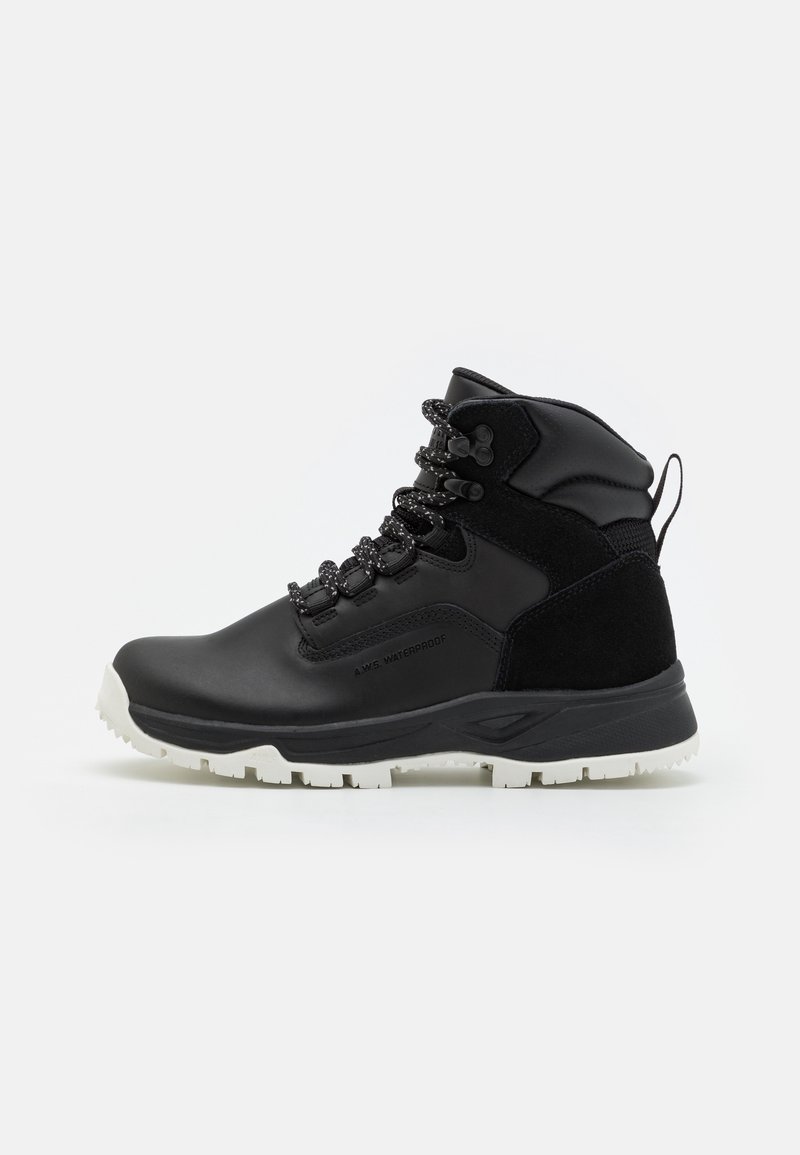 Botte de randonnée noire imperméable avec cheville rembourrée, semelle blanche épaisse et lacets noirs, vue de côté sur fond blanc.