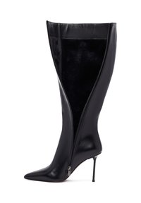 Botte à talon haut noire en cuir lisse avec une finition brillante, dotée d'une longue fermeture éclair sur un côté et d'une silhouette élégante.