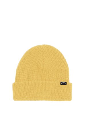 Bonnet en tricot jaune avec un tissage texturé et un revers replié. Présente une petite étiquette de marque noire sur le côté.