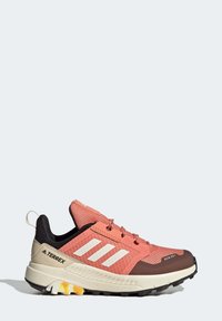 adidas Terrex TERREX TRAILMAKER RAIN.RDY HIKING - Zapatillas de senderismo - white coral gold coloured