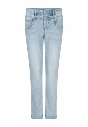 Lichtblauwe slim-fit jeans met opgerolde pijpen, voorzakken en riemlussen, getoond tegen een witte achtergrond.