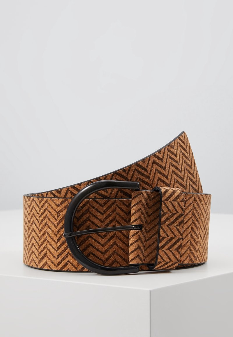 Ceinture marron à motif chevrons, confectionnée en matériau texturé, dotée d'une boucle ronde en métal noir.