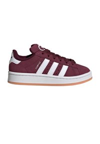 Baskets Adidas Campus couleur marron avec trois bandes blanches, languette blanche au talon, semelle en gomme marron, et fermeture à lacets, vues de profil.