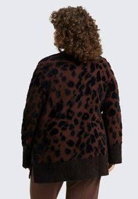 Braun-schwarze Strickjacke mit Leopardenmuster, flauschig, mit gerippten Bündchen und Saum. Verfügt über eine locker sitzende Passform und weichen, strukturierten Stoff.