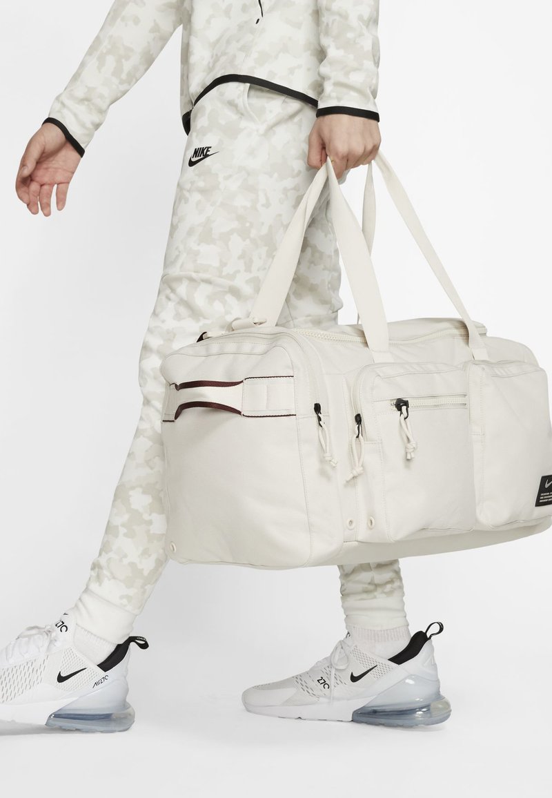 nike performance utility power duff