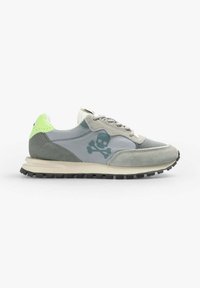 Szaro-zielone sneakersy z zamszową i siateczkową cholewą, z logo czaszki i skrzyżowanych kości, teksturowaną podeszwą środkową oraz czarną gumową podeszwą.