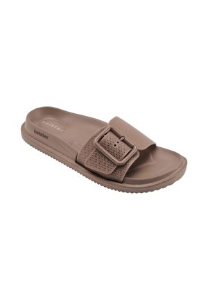 Bruine rubberen slidesandaal met verstelbare geperforeerde band en grote gesp, gevormd voetbed en geprofileerde zool.
