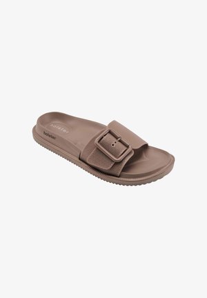 Sandale à glissière en caoutchouc marron avec bride perforée réglable et grande boucle, semelle intérieure profilée et semelle texturée.