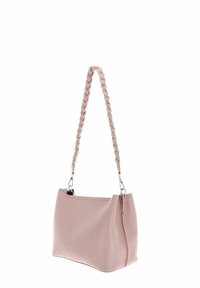 Sac à main en cuir synthétique rose avec une anse tressée, forme rectangulaire et texture lisse. Doté de ferrures argentées et d'une fermeture éclair.
