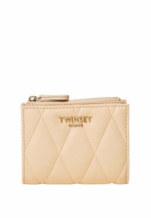 Portafoglio in pelle trapuntata beige con logo dorato "TWINSET Milano" e tasca porta monete con cerniera in alto.