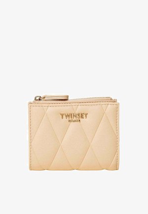Portafoglio in pelle trapuntata beige con logo dorato "TWINSET Milano" e tasca porta monete con cerniera in alto.