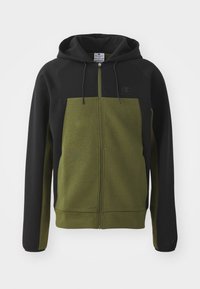 Reißverschluss-Hoodie mit einem schwarzen oberen Abschnitt und einem olivgrünen unteren Abschnitt, ausgestattet mit einer Kängurutasche und Kordelzügen an der Kapuze.