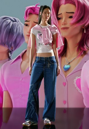 Model purtând un top alb mulat cu imprimeu grafic, pulover roz drapat, blugi largi din denim albastru și adidași argintii cu detalii reflectorizante.