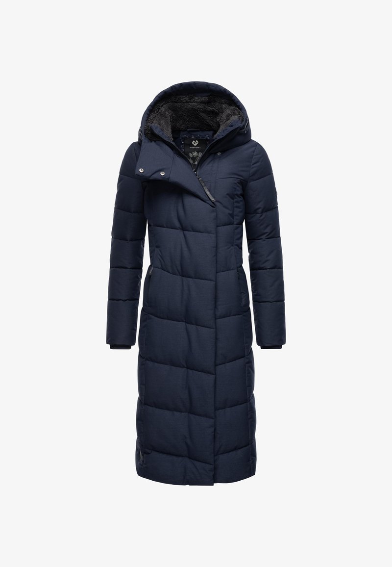 Dlouhý tmavě modrý prošívaný kabát s kapucí, zapínání na přední zip a cvočky. Má měkkou podšívku a boční kapsy. Voděodolný materiál.