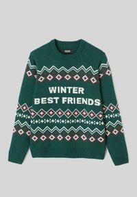Pull en tricot vert avec des motifs géométriques blancs et bordeaux ainsi que le texte "WINTER BEST FRIENDS." Encolure ronde et poignets côtelés.