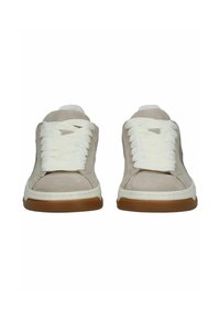 Sneaker in suede beige con lacci bianchi, un sottopiede bianco e una suola in gomma marrone. Presentano un design semplice e una forma della punta arrotondata.
