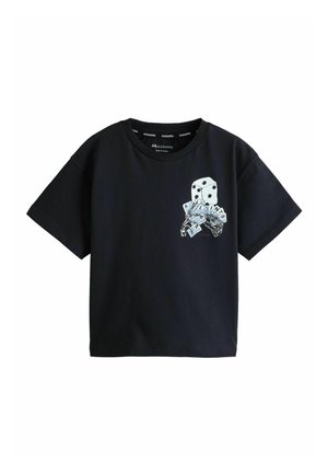 Sort T-shirt med korte ærmer og en hvid grafik af en terning og spillekort, der staver "ALLSAINTS" på venstre bryst.