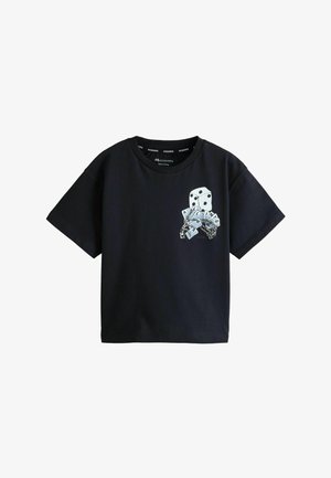 Czarny T-shirt z krótkim rękawem z białą grafiką kości do gry i kart do gry układającą napis "ALLSAINTS" na lewej piersi.