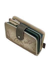 Monedero de cuero beige con un cierre de solapa gris oscuro, detalles de costura y múltiples ranuras para tarjetas de colores variados. Incluye un compartimento con cremallera.