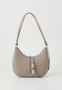 Mala de ombro em couro bege com formato em meia-lua, fecho de correr dourado e detalhes em metal dourado. Apresenta uma alça ajustável e logótipo em relevo.