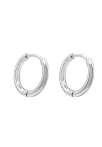 Orecchini a cerchio in argento con un design elegante e arrotondato. Texture liscia con una finitura lucida e una cerniera nascosta per una chiusura sicura.