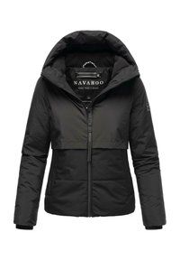 Veste noire rembourrée avec capuche amovible, fermeture éclair frontale, deux poches latérales et design court. L'intérieur présente le logo de la marque et des accents de détail.