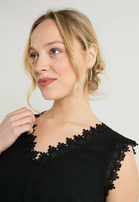 Grain de Malice SANS MANCHES - Blusa - noir