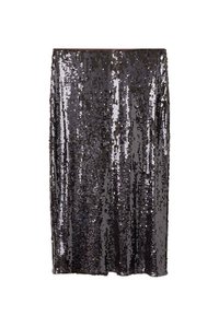 Jupe crayon en sequins gris foncé, affichant une surface scintillante. Le design est ajusté et droit, avec une taille lisse.