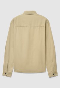 Beiges Langarmhemd mit klassischem Kragen, Rückenteil und geknöpften Manschetten. Hergestellt aus glattem Baumwollstoff mit einfarbiger Textur.
