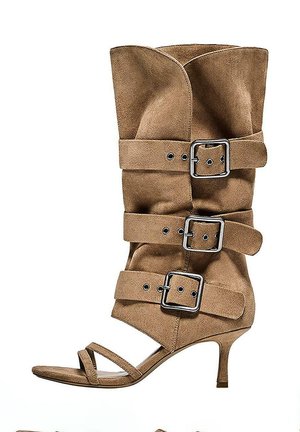 Sandale cu toc mediu de căprioară în nuanță tan, cu trei curele late cu cataramă și două curele subțiri în față, pe un toc subțire tip kitten.
