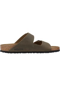 Ciabatta in pelle marrone con soletta in sughero, punta aperta e due ampie cinghie con design a ritaglio. Suola in gomma nera.