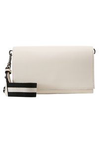 Borsa a tracolla in pelle sintetica bianca con pattina ripiegata, caratterizzata da una tracolla a strisce bianche e nere e dettagli in metallo argentato.