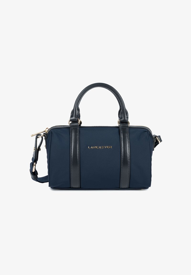 Sac à main rectangulaire bleu marine avec deux poignées courtes, sangles verticales noires, logo "LANCASTER" doré, et bandoulière amovible avec ferrures dorées.