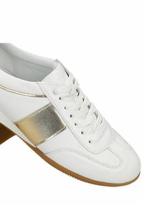 Weiße Leder-Sneaker mit goldenen metallischen Akzenten, Schnürdesign, runder Zehenpartie, strukturiertem Sohlenprofil und glatter Oberfläche. Ideal für legere Anlässe.
