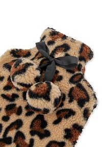Funda de botella de agua caliente de forro polar con estampado de leopardo, adornos de pom-pom y una cinta negra. Textura suave en colores beige, marrón y negro.