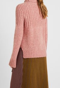 Second Female Stickad tröja - pink