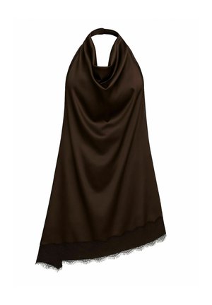 Vestido de satén marrón oscuro con cuello halter, escote drapeado y ribete de encaje a lo largo del dobladillo asimétrico.