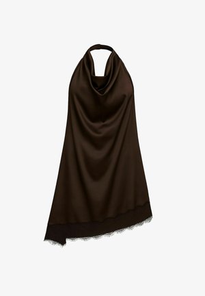 Vestido de satén marrón oscuro con cuello halter, escote drapeado y ribete de encaje a lo largo del dobladillo asimétrico.