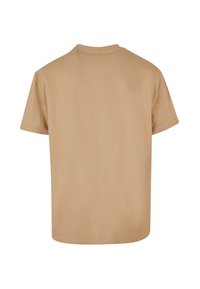 Beige bomulds T-shirt, korte ærmer, rund hals, afslappet pasform, glat tekstur og en ensfarvet ryg uden yderligere detaljer eller mønstre.