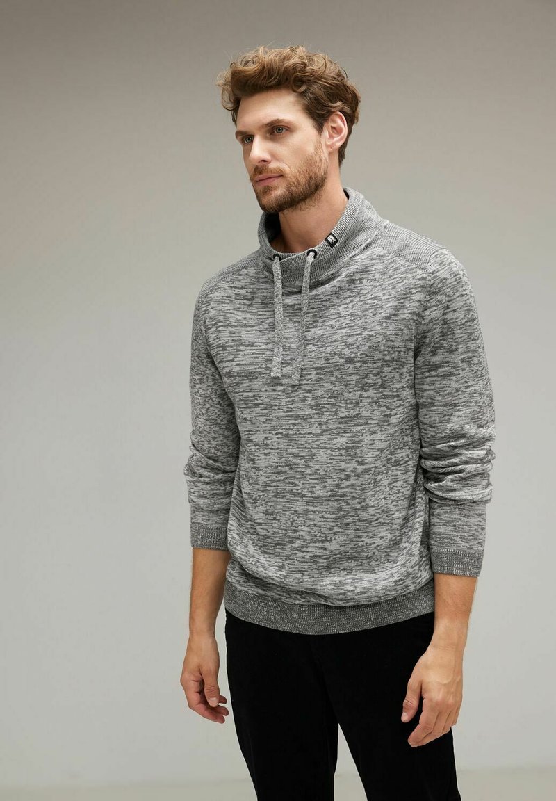 Sudadera gris de pullover con un diseño de punto texturizado, cuello alto, cordón ajustable y puños y dobladillo acanalados.