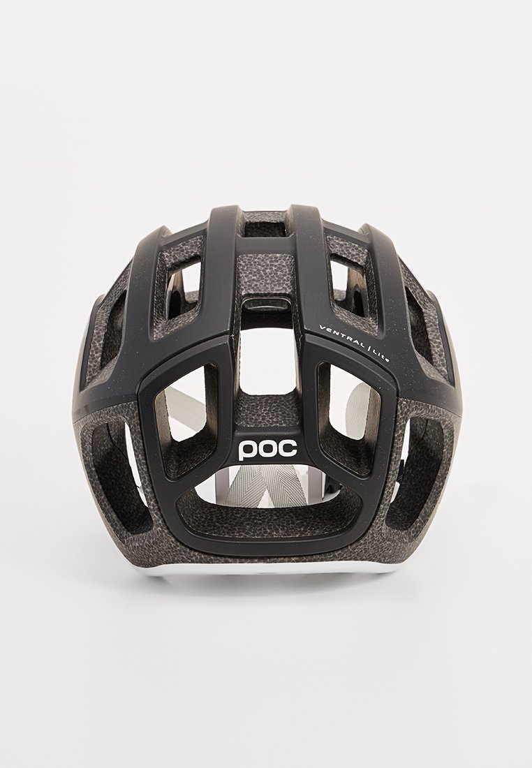 Casco da ciclismo nero con finitura testurizzata, dotato di ampi fori di ventilazione e un logo distintivo sulla parte anteriore.