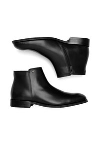 Mustad mustadist nahast ankle saapad, millel on sujuv disain, ümar varvas ja külgne lukk. Omavad madalat plokknõela ja peent brändi detaili.