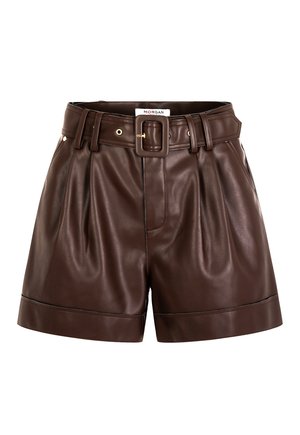 Shorts taille haute en simili cuir marron avec une large ceinture et une boucle carrée, dotés de plis et d'ourlets retournés.