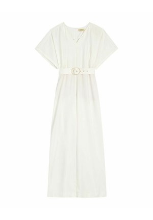 Biała sukienka midi z krótkimi rękawami, dekoltem w serek oraz dopasowanym paskiem z pozłacaną klamrą w talii.