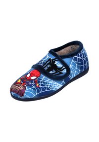 Zapatilla de tela azul con diseño de Spider-Man. Presenta un patrón de telaraña, correa de velcro y interior acolchado para mayor comodidad.