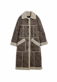 Cappotto in shearling marrone con accenti beige, dotato di chiusura a bottoni, grandi tasche, un ampio colletto e un design a pezzi.
