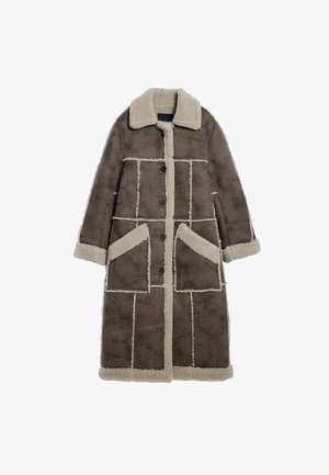 Hnedý ovčí kabát s béžovými akcentmi, s button uzatváraním, veľkými vreckami, širokým golierom a patchworkovým dizajnom.
